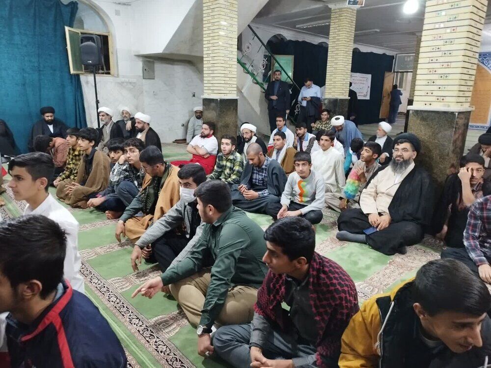 طلبهای که کنار مردم باشد بهتر میتواند مفاهیم دینی را انتقال دهد