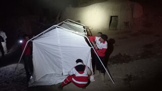 امداد رسانی هلال احمر به مناطق زلزله زده خراسان جنوبی / ۴۸ دستگاه چادر برپا شد