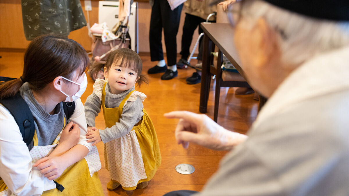 راهکار جالب ژاپنی‌ها؛ کودکان نوپا در خانه سالمندان استخدام می‌شوند