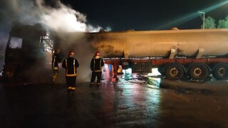 آتش‌سوزی تانکر ۳۰ هزار لیتری سوخت در کاشان/حادثه خسارت جانی نداشت