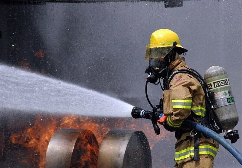 آتش‌سوزی ۲ فروشگاه لوازم خانگی در زنجان/ ۶ آتش‌نشان مصدوم شدند