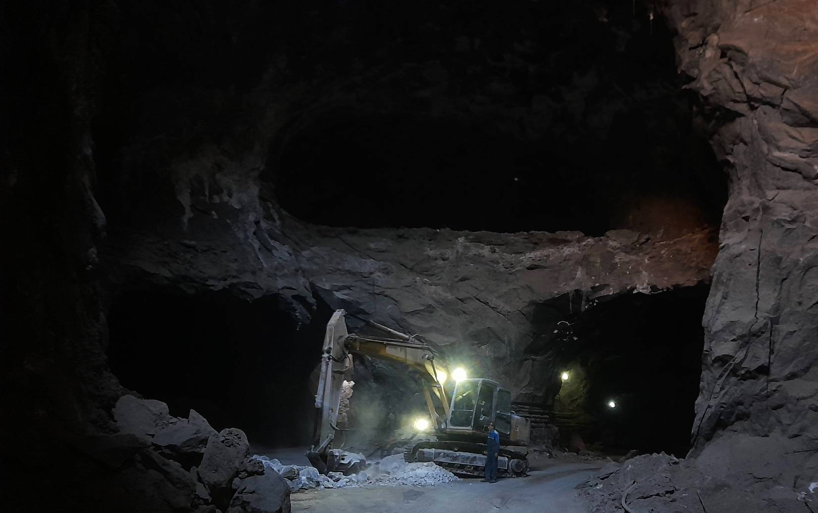دیدار دوباره با کارگران تاریکی/ روایتی از گشت و گذار در تونل‌های پرپیچ و خم معدن نمک سلطان‌آباد