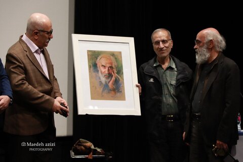 در بزرگداشت یونس شکرخواه مطرح شد: نگذارید انسان‌های خدوم خانه‌نشین شوند