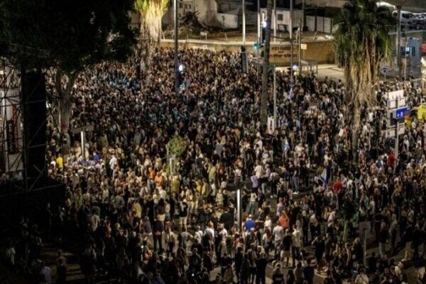 تظاهرات گسترده خانواده اسرای صهیونیست در تل آویو علیه نتانیاهو
