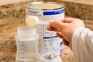 سازمان غذا و دارو اعلام کرد؛ اولین محموله شیرخشک های وارداتی توزیع شد