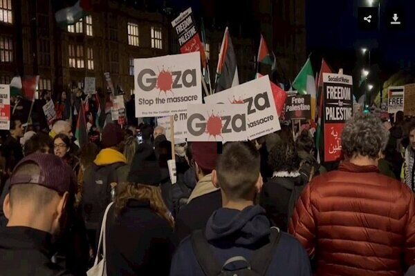 تظاهرات شبانه در مقابل پارلمان انگلیس در حمایت از آتش بس در غزه
