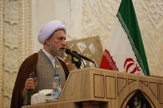 امام جمعه شیراز: دشمنان مهمترین راه تضعیف ایران را در نابودی کیان خانواده می‌دانند