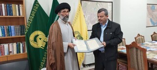 جانباز اصفهانی قرآن کتابت شده توسط خود را به موزه رضوی اهدا کرد