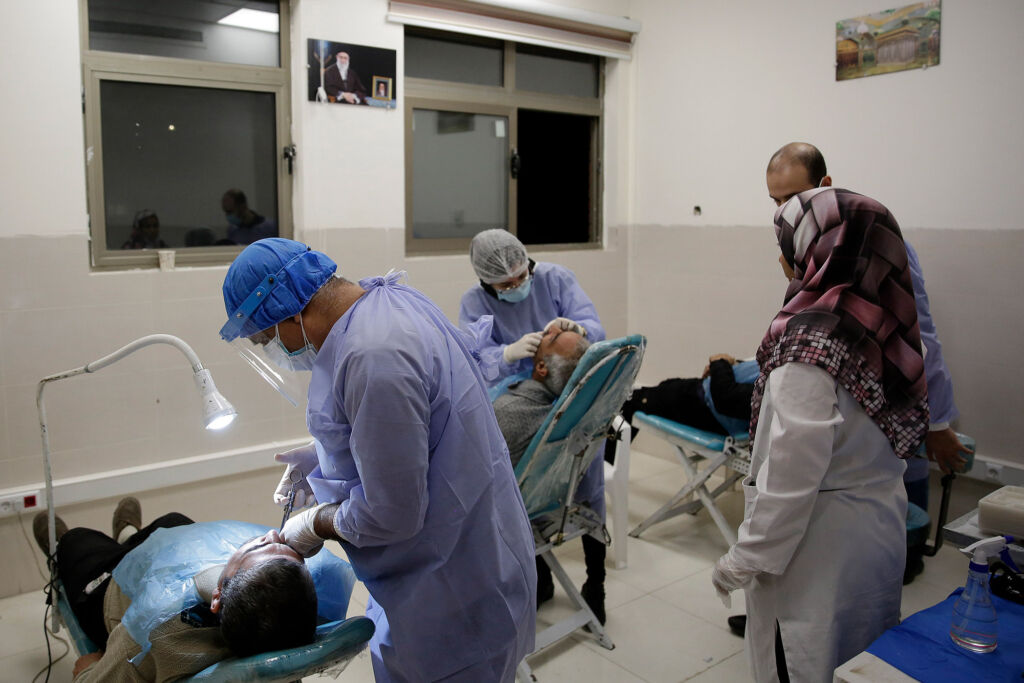 ارائه خدمات دندانپزشکی گروه جهادی رهروان مهدی در حاشیه مشهد