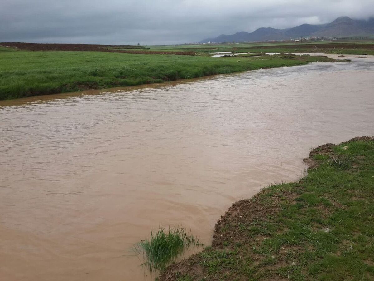 سیلاب محور گیلانغرب به سومار را مسدود کرد