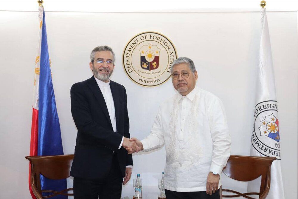 دیدار علی باقری با وزیر امور خارجه فیلیپین