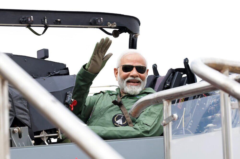 نخست‌وزیر هند با جنگنده ساخت کشورش پرواز کرد