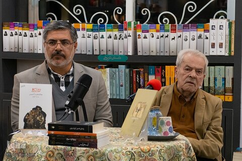 عبدالله کوثری: تجربه من عاشقانه خواندن است