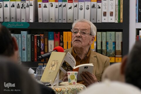 عبدالله کوثری: تجربه من عاشقانه خواندن است