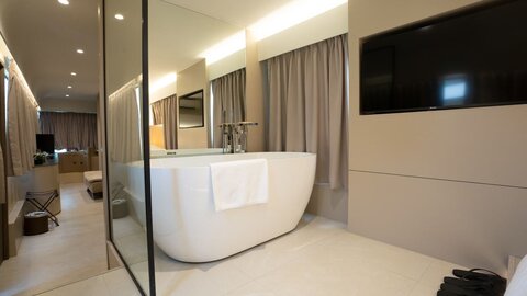 ساخت اولین هتل مجلل جنوب شرق آسیا با اتوبوس های بازیافتی!