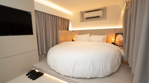 ساخت اولین هتل مجلل جنوب شرق آسیا با اتوبوس های بازیافتی!