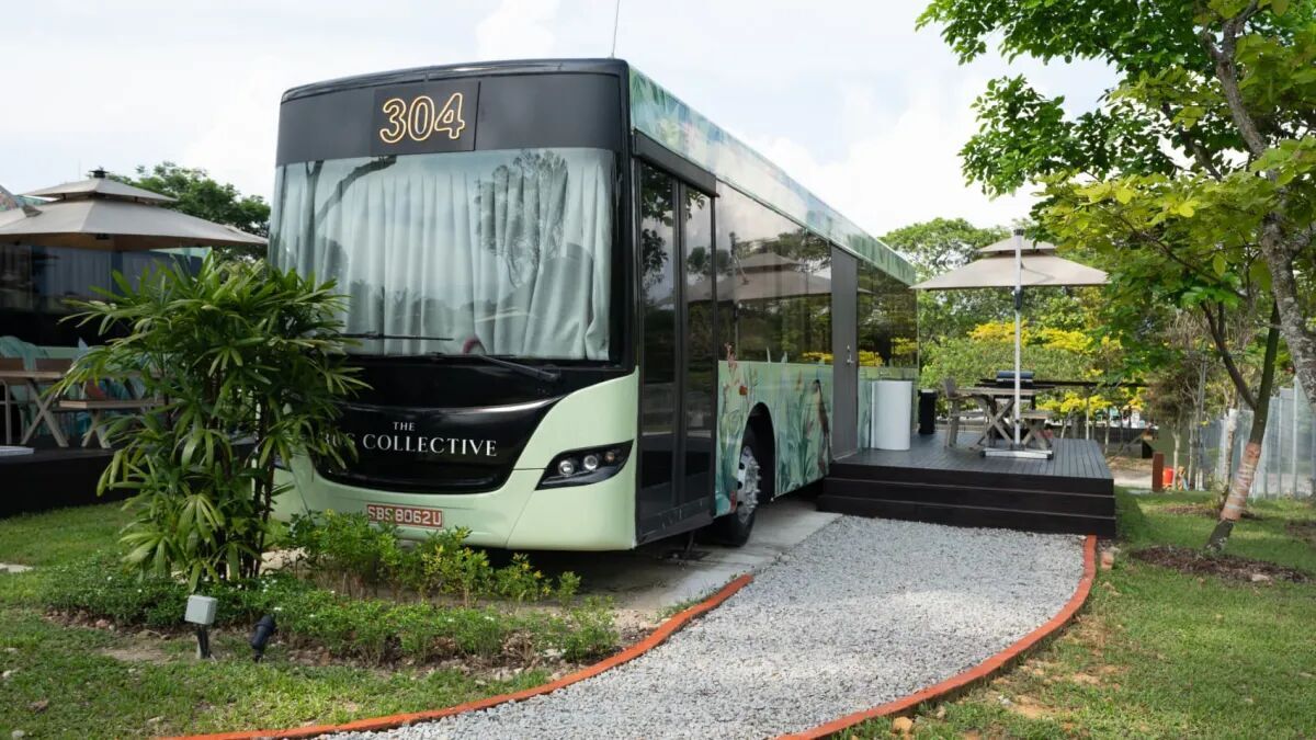 سنگاپوری‌ها با اتوبوس‌های بازیافتی اولین هتل مجلل جنوب شرق آسیا را ساختند!