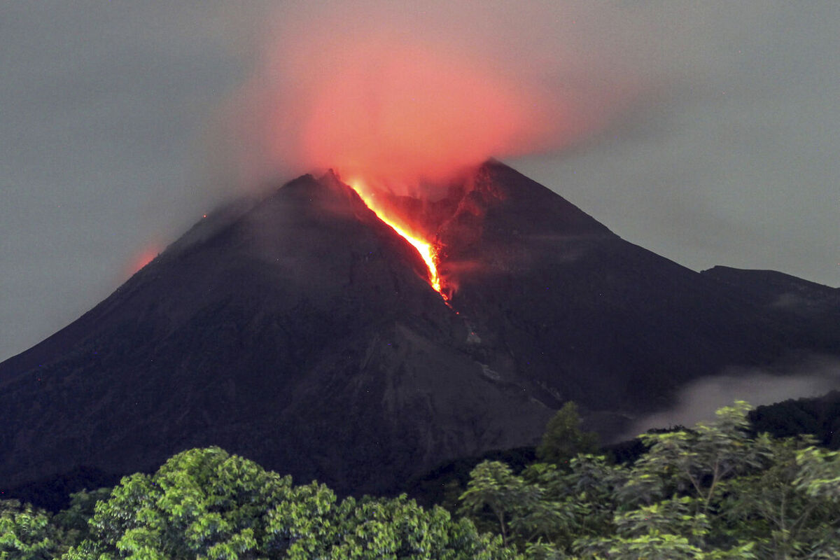 کوه آتش‌فشان مراپی در اندونزی فوران کرد