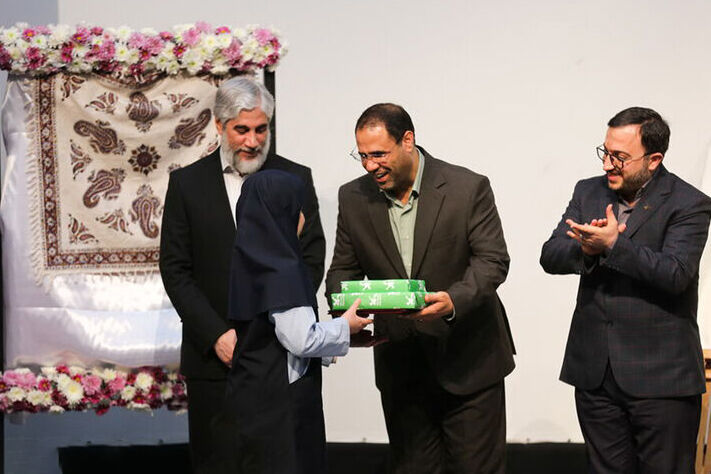 گفتوگو با کتابخوانترین کودک ایران و مادرش/ از لابهلای کتابها نویسنده شدم