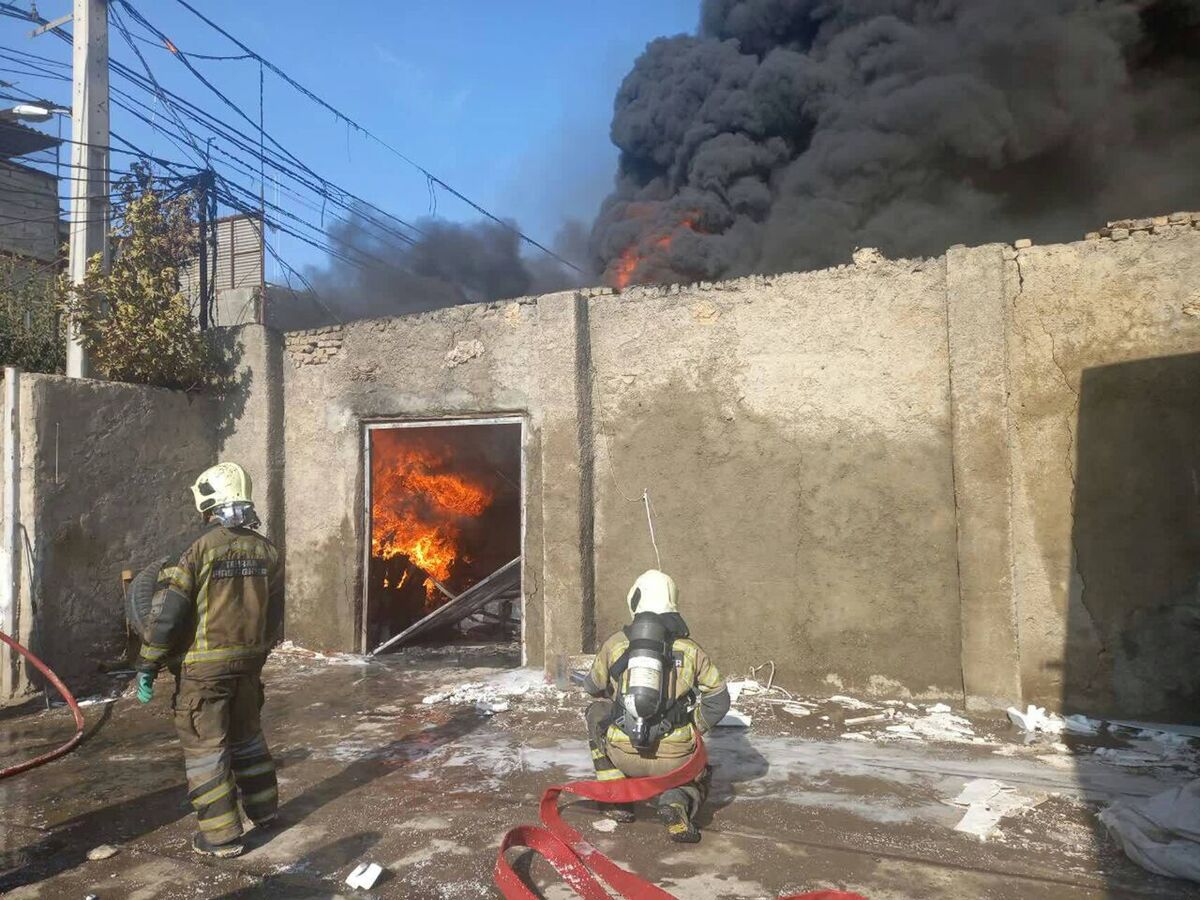 آتش‌سوزی گسترده در منیریه تهران/ منازل اطراف تخلیه شد
