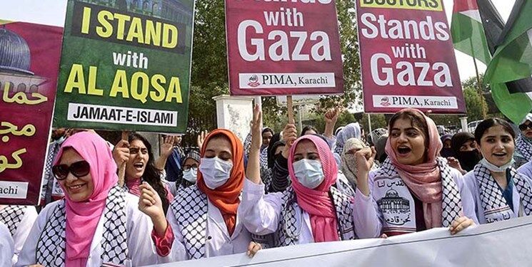 راهپیمایی صدها پزشک در پاکستان در همبستگی با همتایان فلسطینی