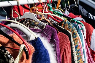 ۷ پرونده تعزیری برای فروشندگان لباس دست دوم در مشهد تشکیل شد
