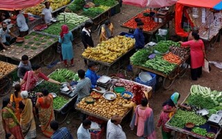 افزایش قیمت موادغذایی در هند به پیاز و گوجه رسید