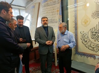 وزیر فرهنگ با خوشنویس بزرگترین قرآن جهان در مشهد دیدار کرد