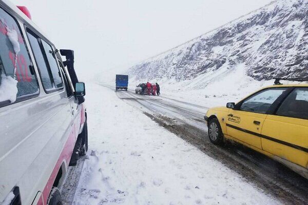 گرفتار شدن خودروها در برف و کولاک منطقه تاراز