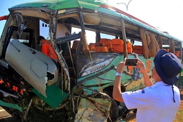 تصادف اتوبوس در اندونزی ۱۲ کشته برجای گذاشت
