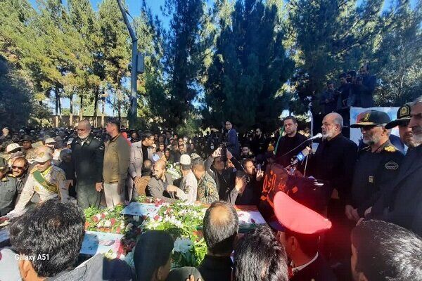 وزیر کشور: هر قطره از خون شهدای امنیت، وحدت شیعه و سنی را تحکیم می‌بخشد