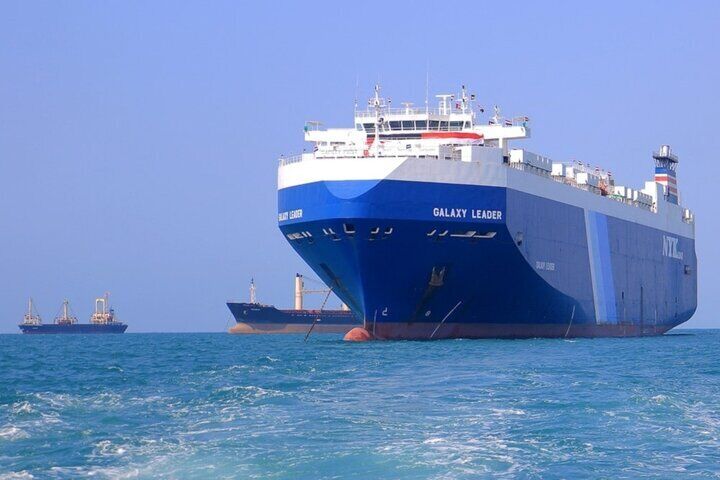 بلومبرگ: تغییر مسیر ۴۶ کشتی در دریای سرخ پس از تهدیدات یمنی‌ها