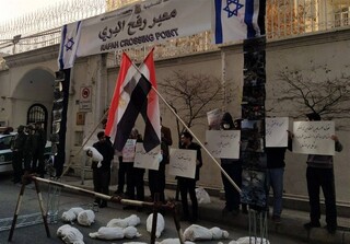 تجمع دانشجویان مقابل دفتر حافظ منافع مصر