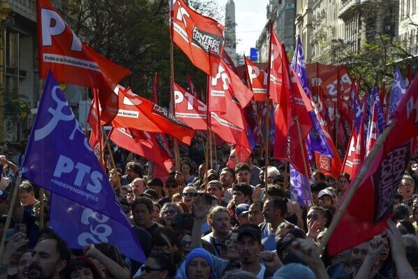هزاران آرژانتینی علیه سیاست‌های ریاضتی رئیس جمهوری این کشور تظاهرات کردند