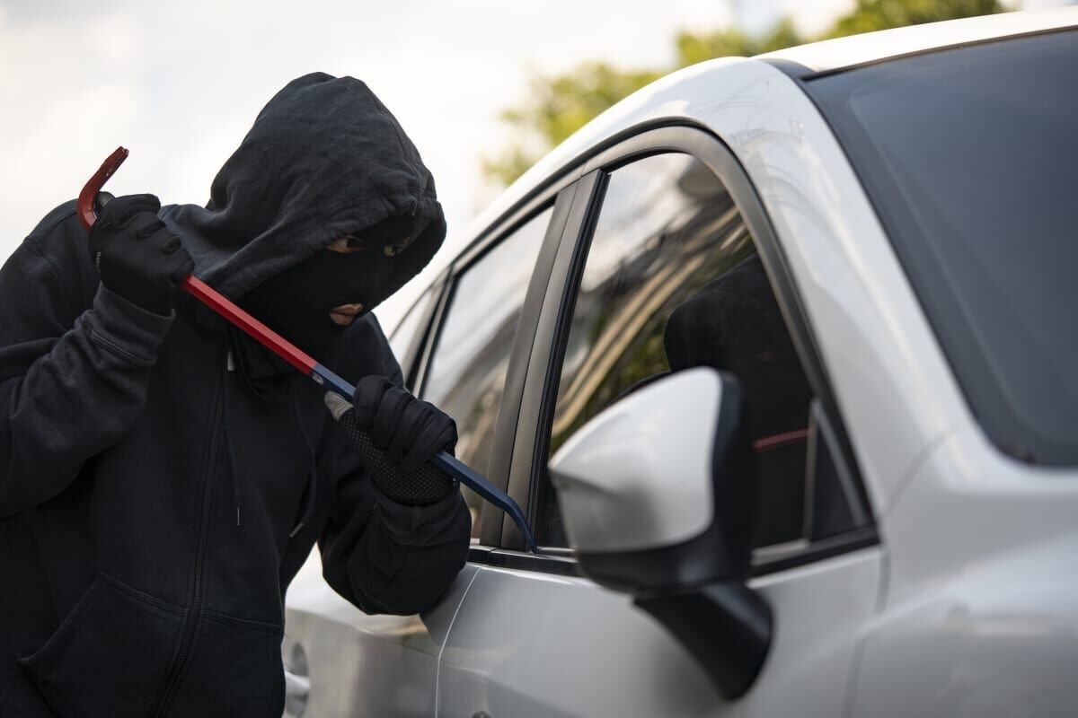 سرقت خودرو در همدان با لباس مبدل زنانه