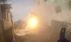 انهدام خودرو زرهی نظامیان صهیونیست توسط رزمندگان مقاومت/ ادامه بمباران غزه  