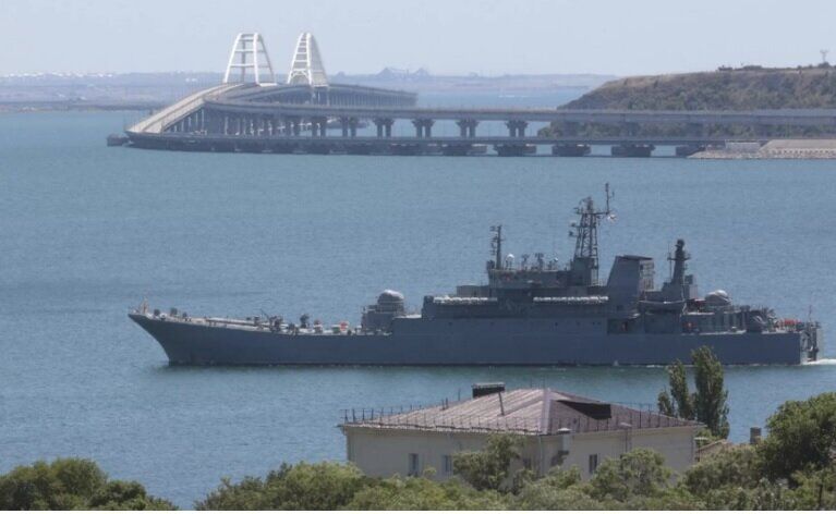 اوکراین یک کشتی روسی را در شبه جزیره کریمه هدف قرار داد