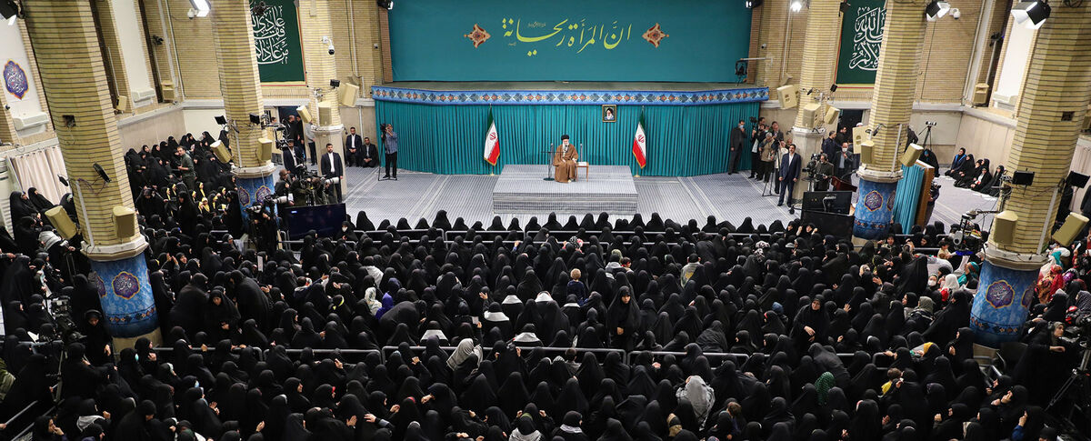 رهبر معظم انقلاب: رویکرد غرب به زن در سودجویی و لذتجویی خلاصه میشود / بانوان میتوانند در انتخابات نقشآفرین باشند
