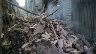 آتش سوزی و تخریب منزل سه طبقه قدیمی در تهران