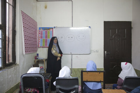 ساعتی با صدیقه اکبری که همت او بچهها را سواد دار میکند/ خدا نمیگذارد اینجا تعطیل بشود