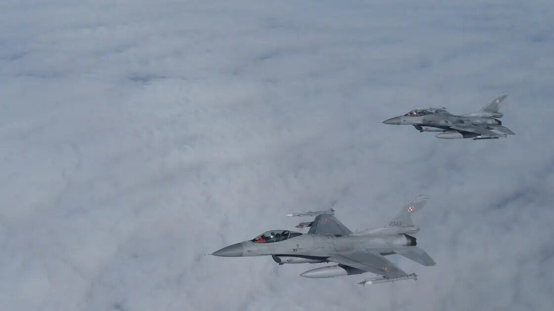 بازگشت جنگنده‌های اف-۱۶ لهستان به آشیانه پس از کاهش سطح تهدید