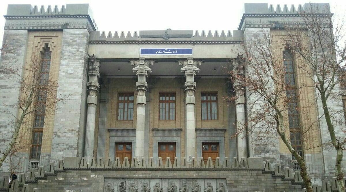 وزارت امور خارجه اعلام کرد: پرچم جمهوری اسلامی ایران در همه سفارتخانه‌ها نیمه‌افراشته شد