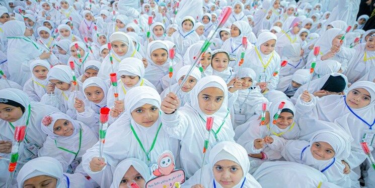 جشن تکلیف دختران عراقی در جوار حرم امام حسین(ع) + عکس
