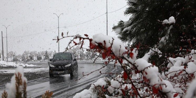 بارش برف و کولاک در راه‌های زنجان