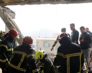 نجات ۳ کارگر از زیر آوار ساختمان در مشهد