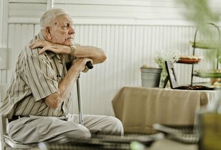 چرا سالمندان خوابشان نمی‌برد؟ توصیه‌های یک متخصص طب سالمندی برای خوب خوابیدن