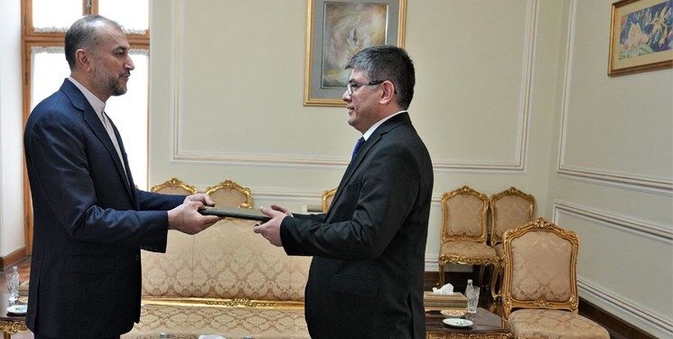 تقدیم رونوشت استوارنامه سفیر جدید ازبکستان به امیرعبداللهیان
