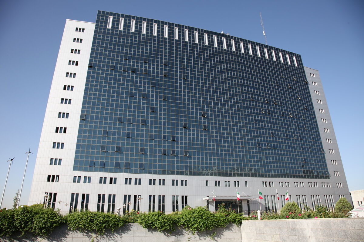 انتقاد چمران از نمای شیشه‌ای ساختمان وزارت نیرو و برخی بانک‌ها