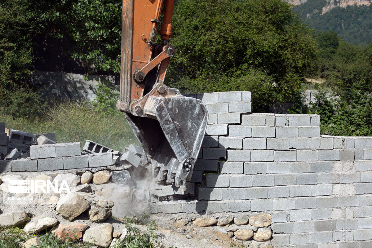 تخریب مجتمع ویلایی ۱۲۰۰ مترمربعی غیرمجاز در لاهیجان 