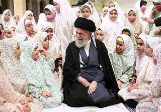 روایت دیدار دختر شهید عبدالمهدی کاظمی از امام خامنه‌ای/ "آقا مثل بابا بود"